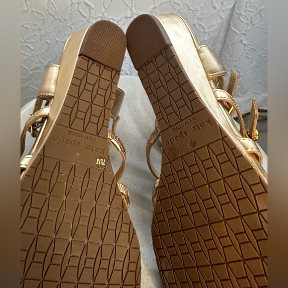 KATE SPADE ♠️- Gold Women's Sandals (7.5) ‼️NEW W/DUST BAG‼️ - Picture 12 of 14
